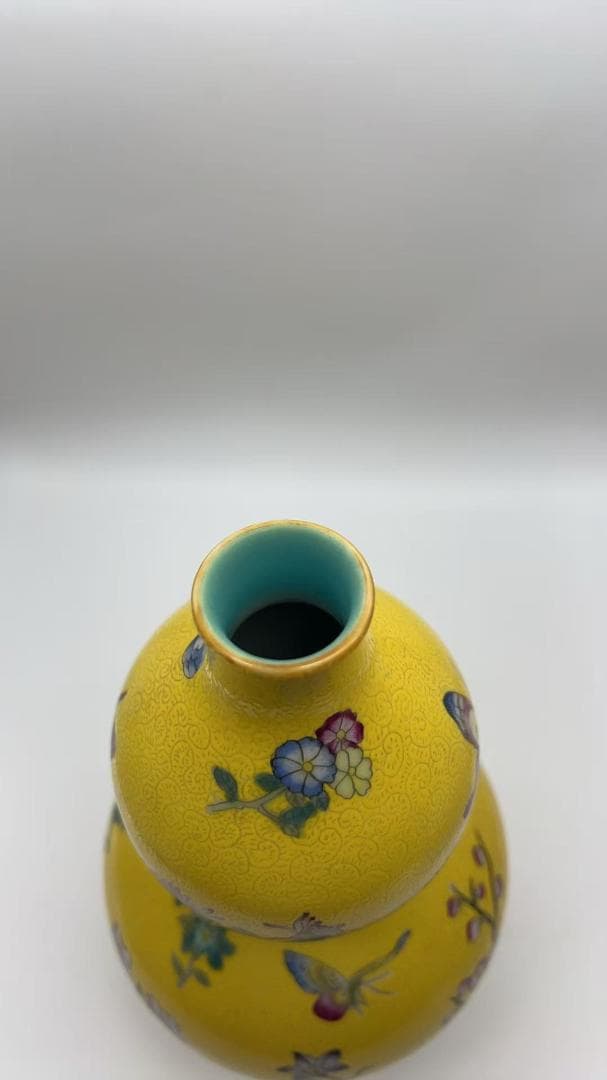清乾隆時代 【乾隆年製】在銘 琺瑯彩黄地花蝶文葫芦瓶 景徳鎮(Y-2)