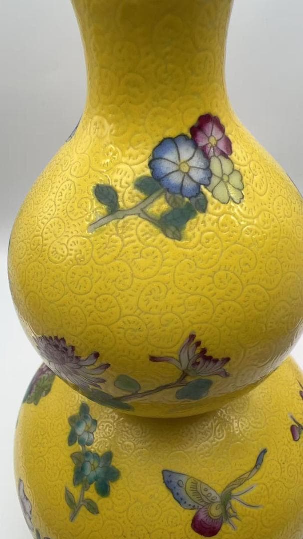 清乾隆時代 【乾隆年製】在銘 琺瑯彩黄地花蝶文葫芦瓶 景徳鎮(Y-2)