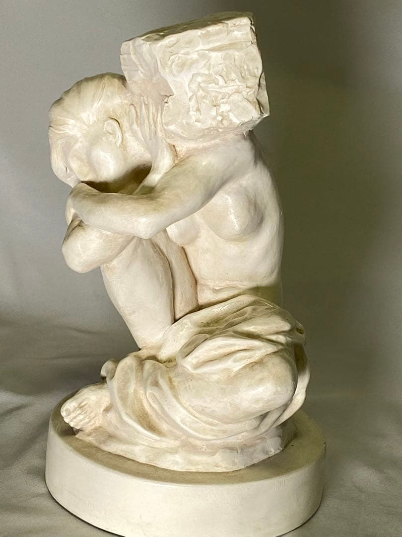 2049 ❣️ 石を負うカリアティード　像