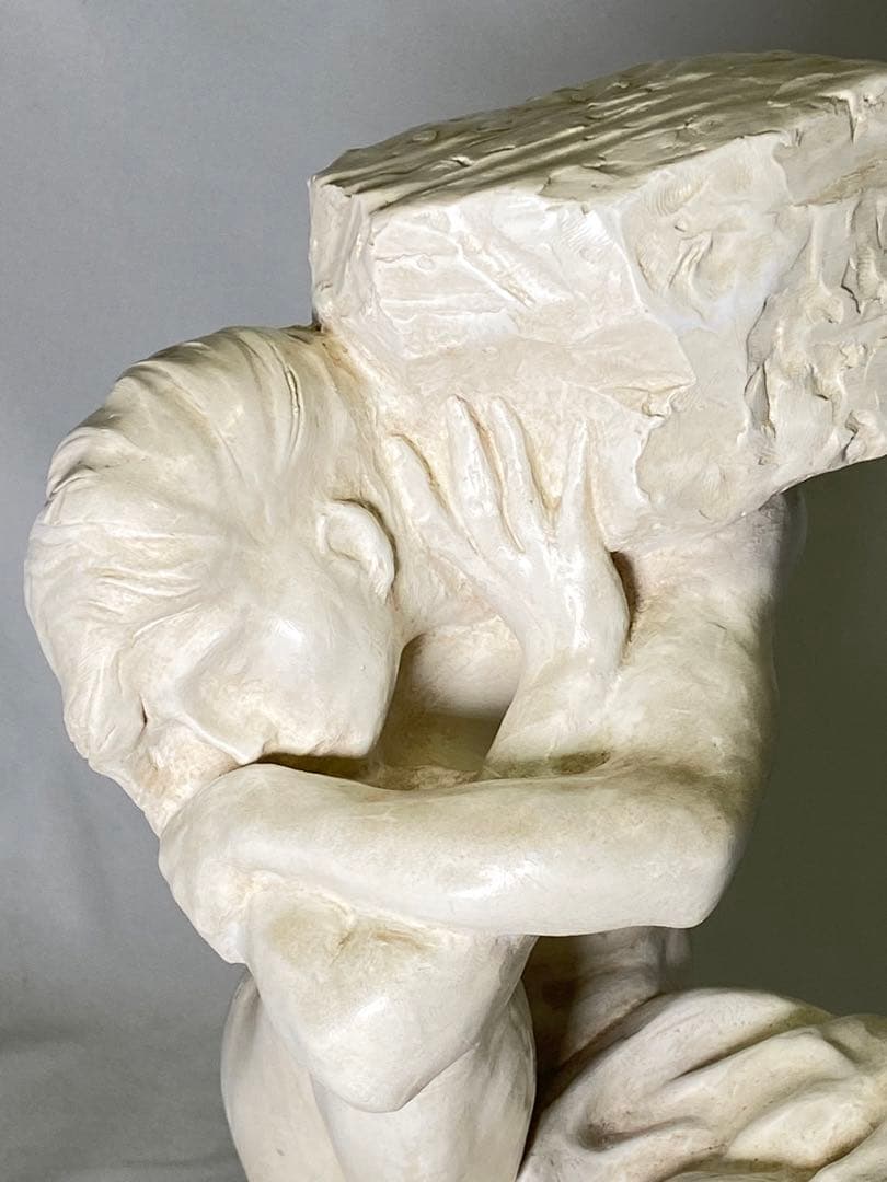 2049 ❣️ 石を負うカリアティード　像