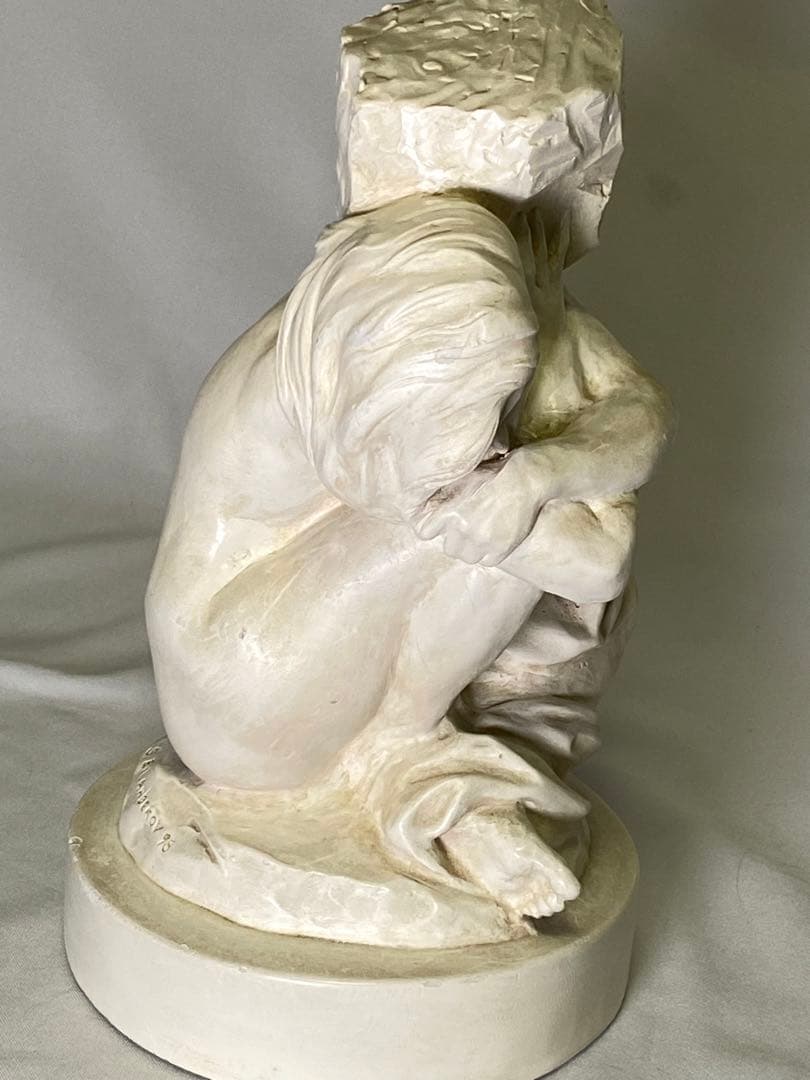 2049 ❣️ 石を負うカリアティード　像