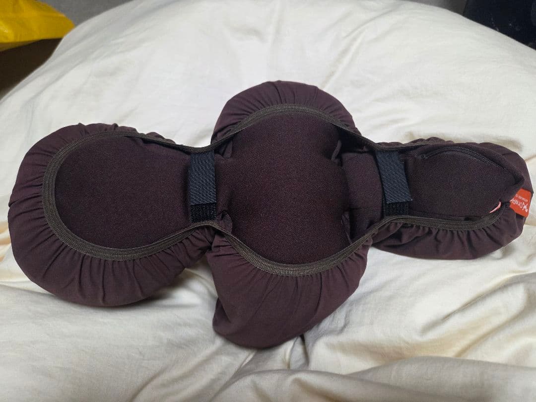 ダークブラウン クロス型ベッドクッション