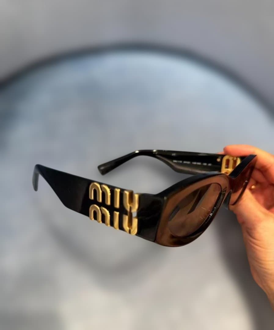 miu miu 黒 サングラス ロゴ入り 11W