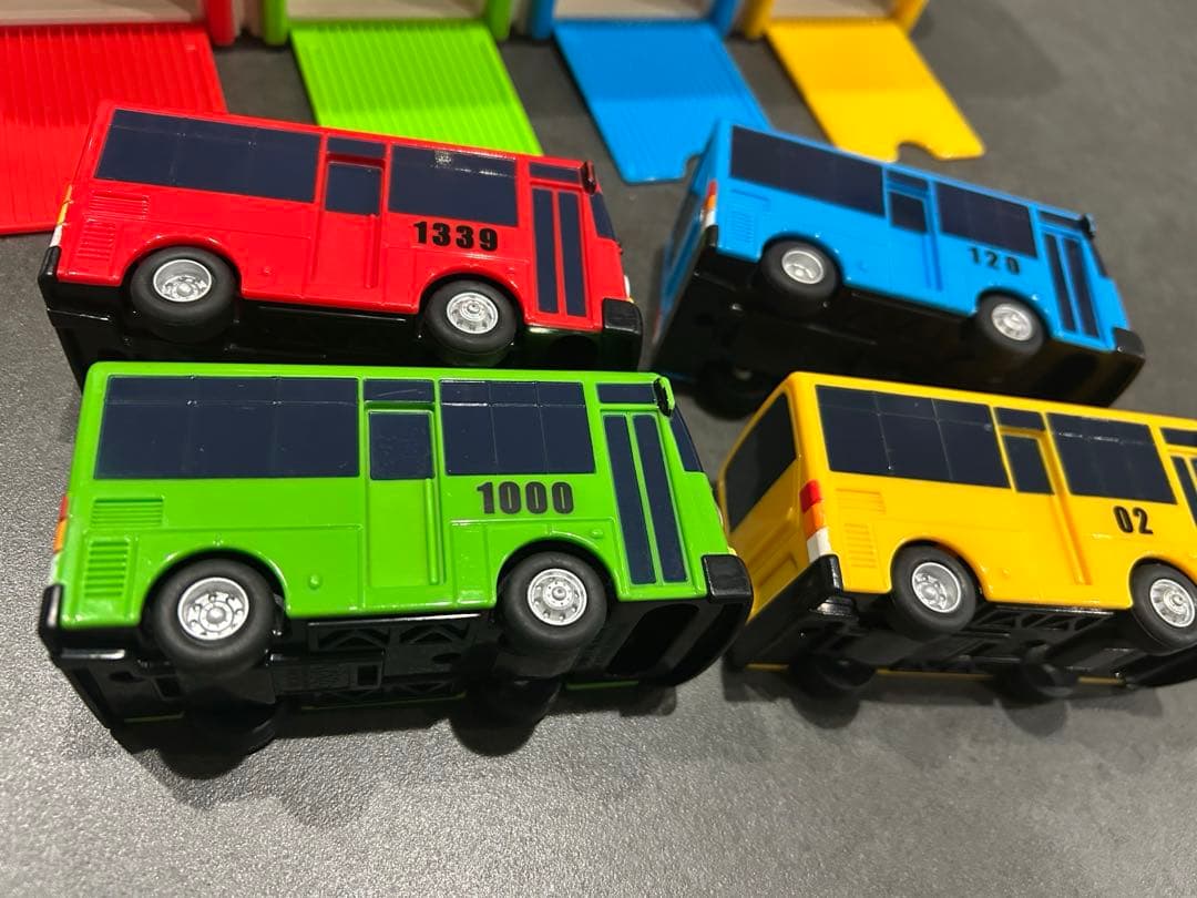 ちびっこバス　TAYO タヨ　ロギ　ガニ　ラニ　韓国限定品　バス車庫　ガレージ
