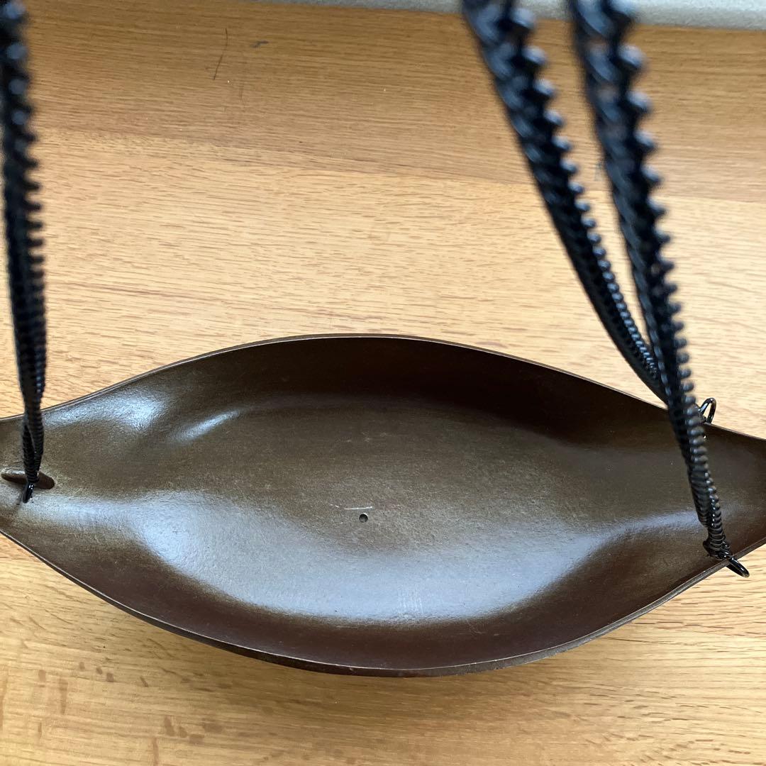 大野芳光　釣船　花入　唐銅（唐金）　唐草彫　釣鎖付