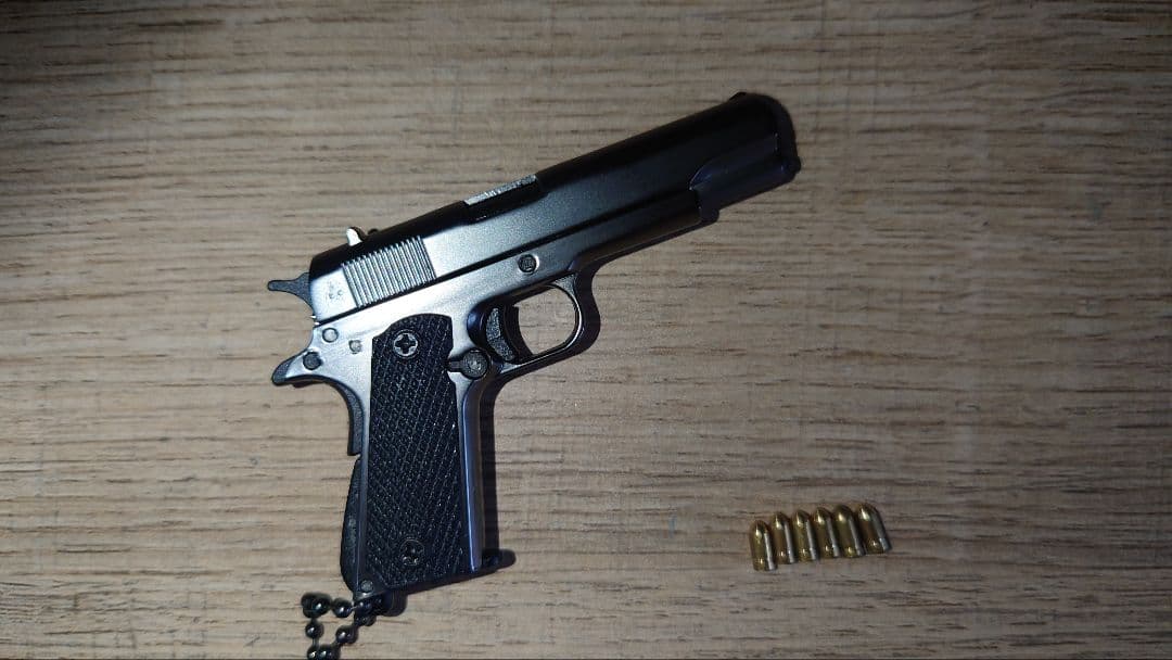 専用　精巧1/3サイズ　ミニチュアガンキーホルダー　コルト1911 ガンカラー