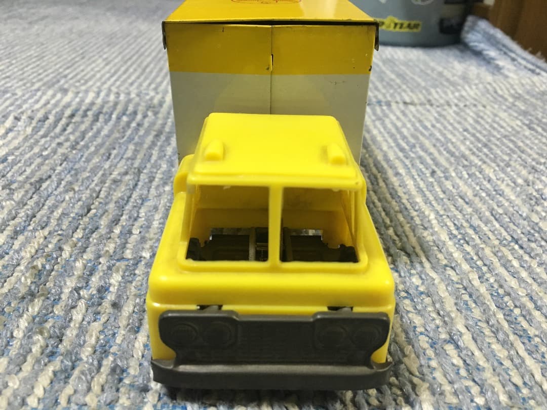 レトロでとても貴重な森永牛乳トラックになります。