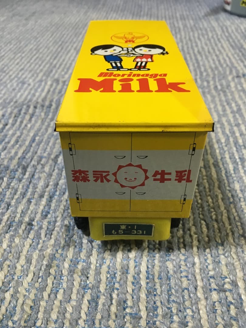 レトロでとても貴重な森永牛乳トラックになります。