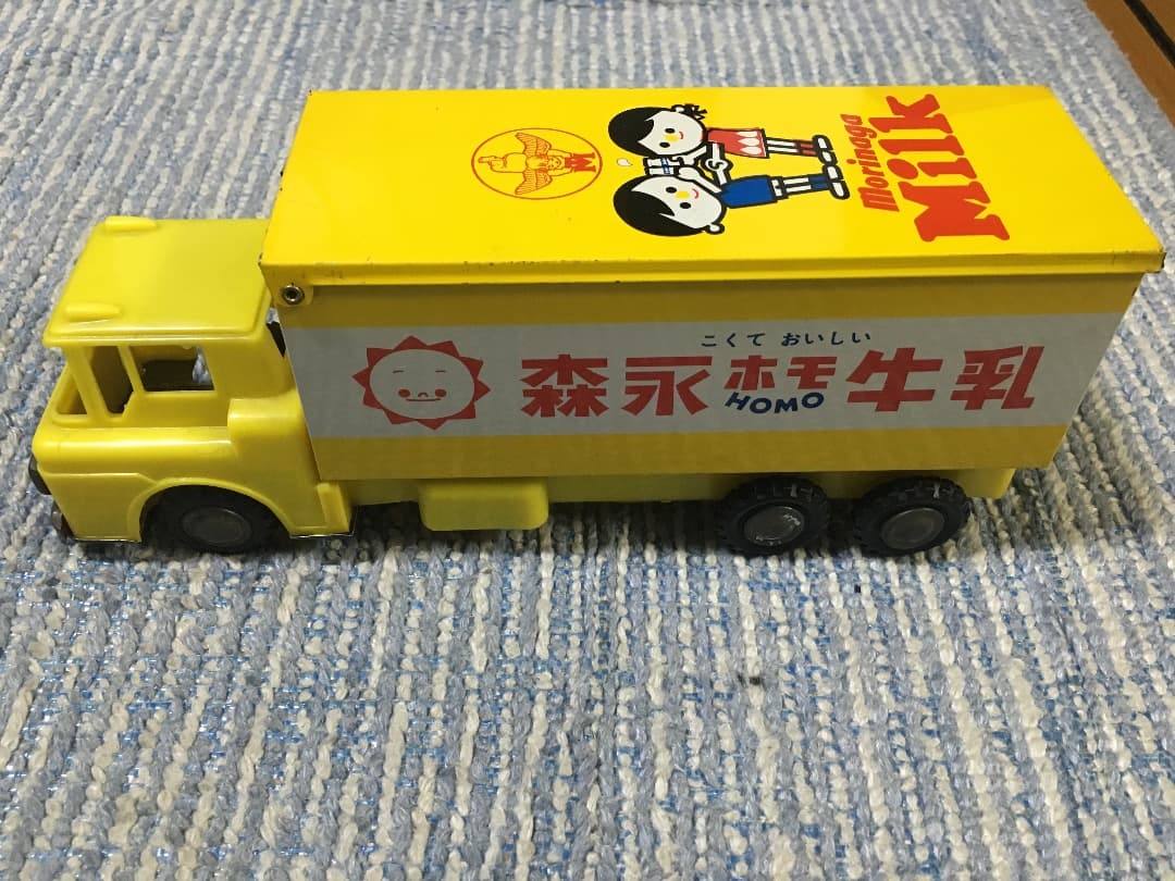 レトロでとても貴重な森永牛乳トラックになります。