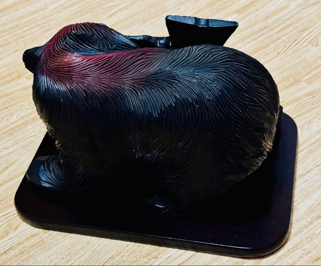 クマと魚の木製置物