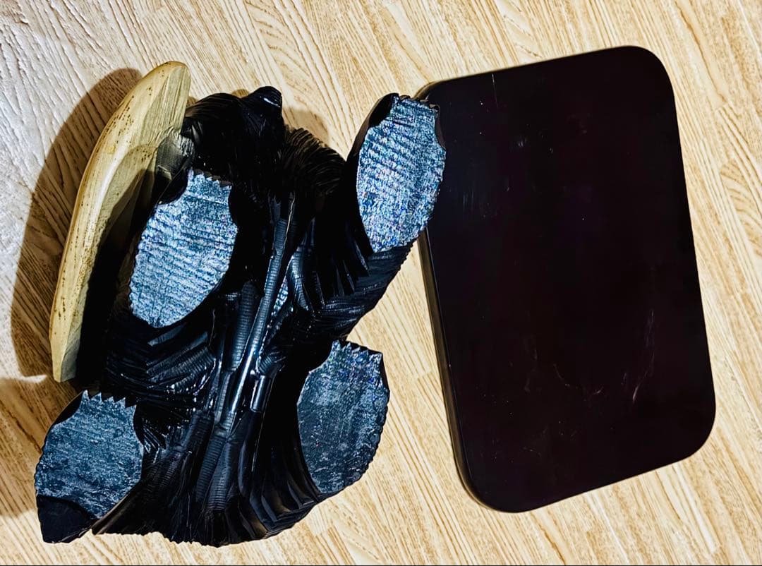 クマと魚の木製置物