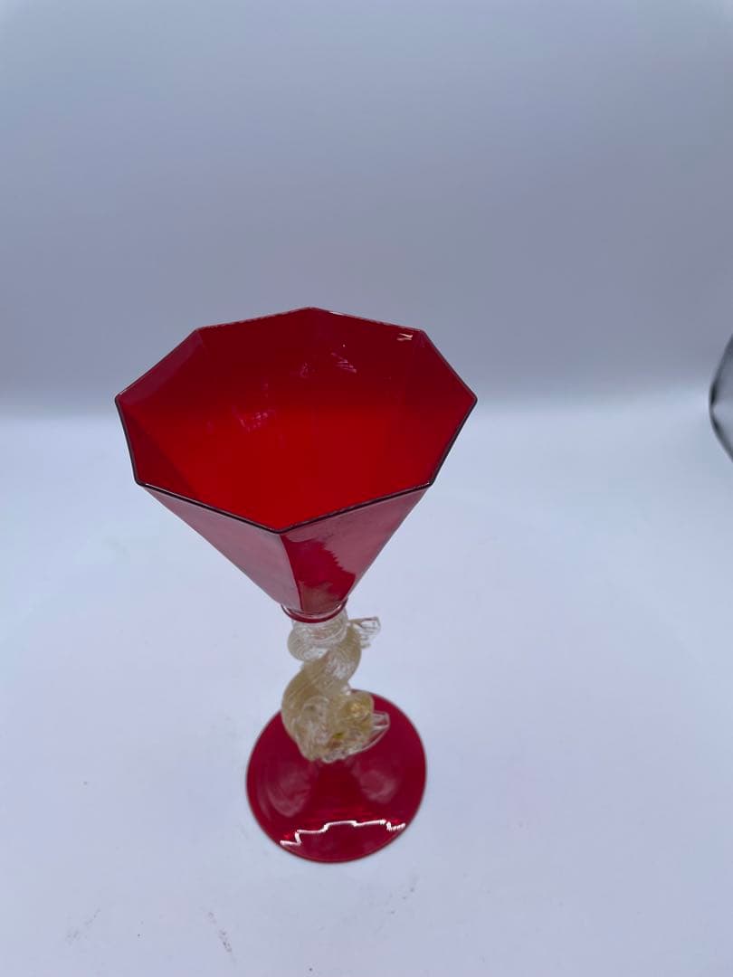 赤い海馬装飾グラス