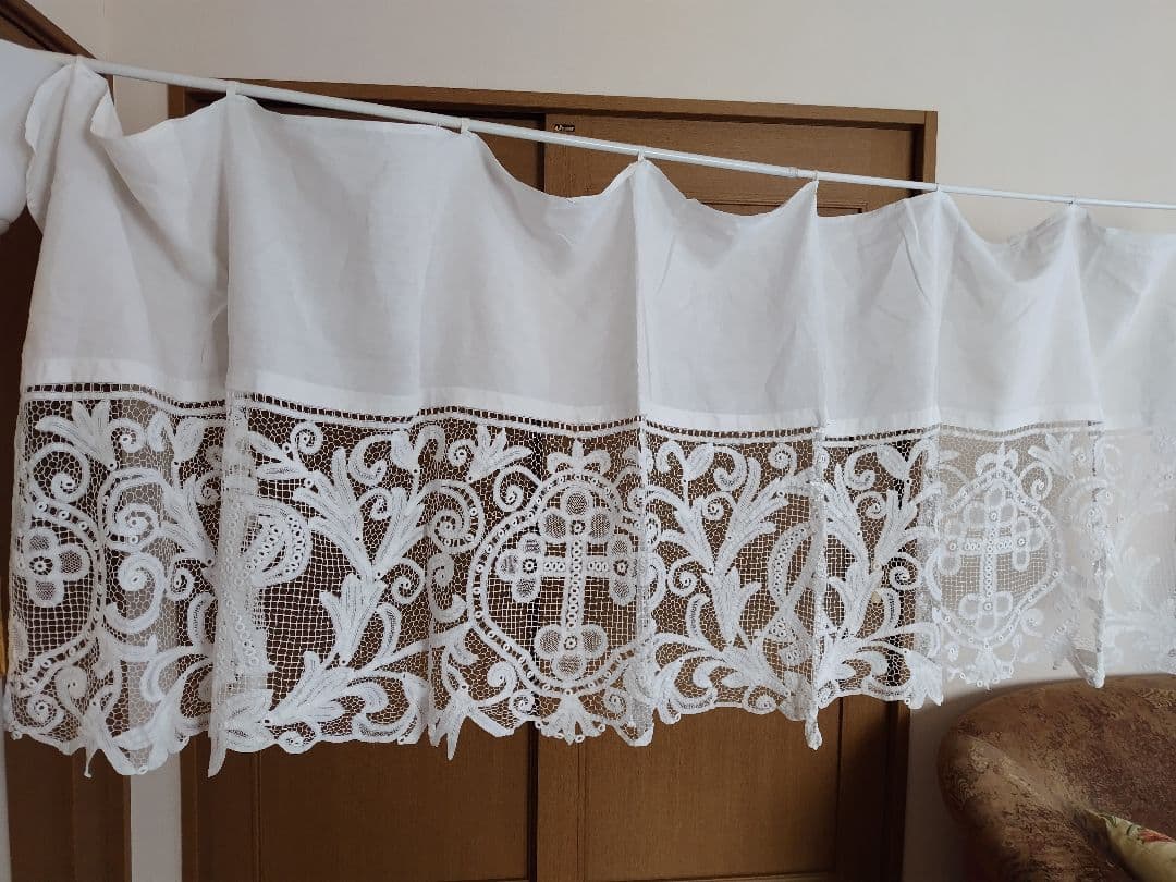 レース装飾の長い白いカーテンビンテージ
