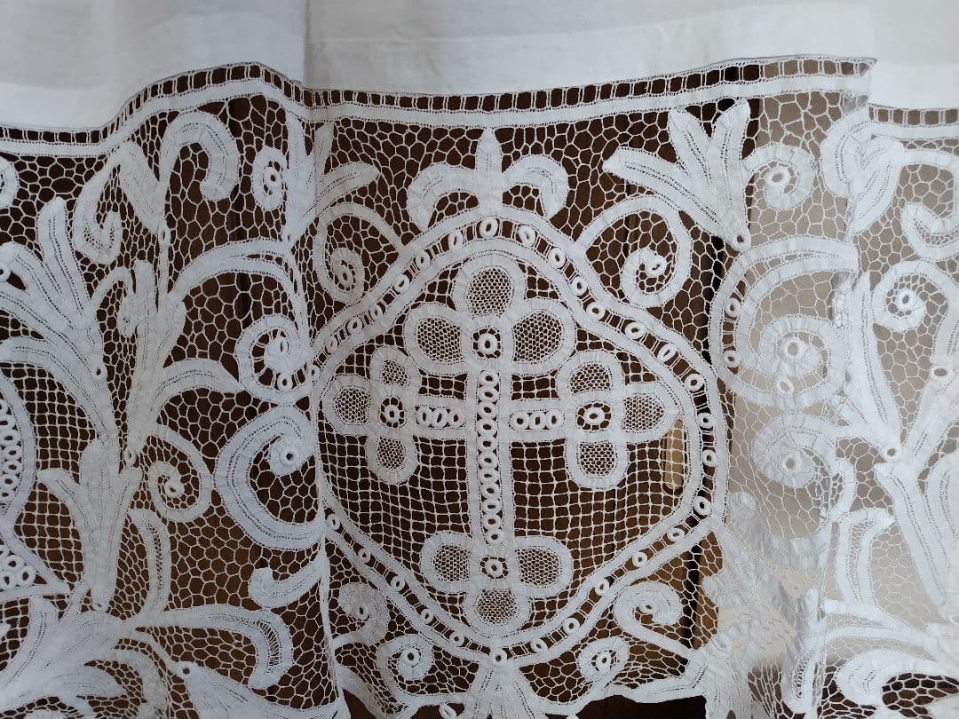 レース装飾の長い白いカーテンビンテージ