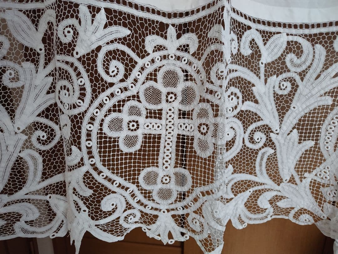 レース装飾の長い白いカーテンビンテージ