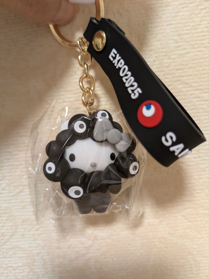 大阪万博限定　サンリオミャクミャクなりきりキーホルダー　ハローキティ　黒モノクロ