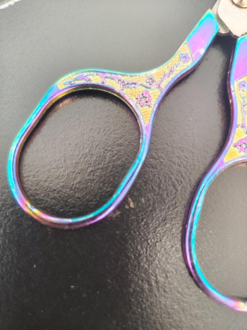 虹色装飾ハンドルのはさみ