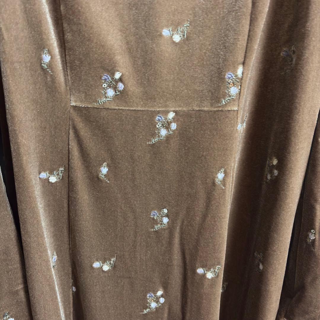 ◎新品◎リリーブラウン フラワーエンブロイダリースクエアネックベロアワンピース
