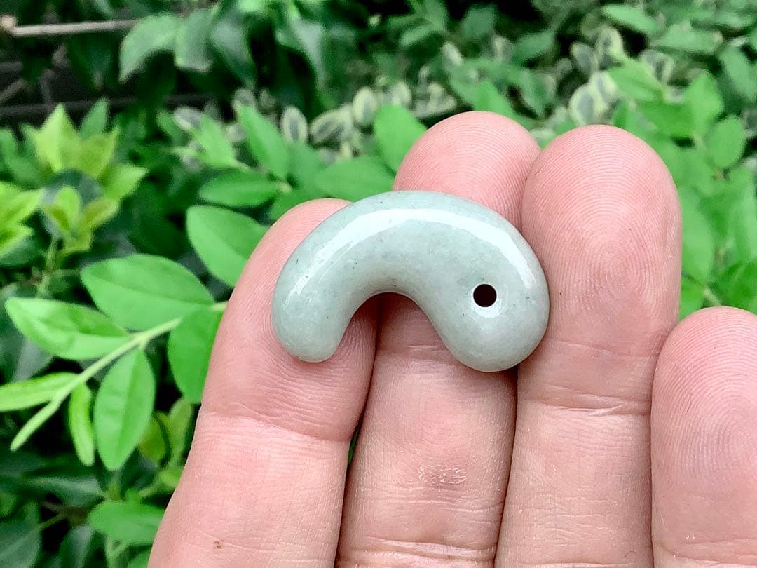 人気の平塚古墳勾玉型　糸魚川翡翠　本物の国石天然のお守り‼️ 鑑別書取得品‼️