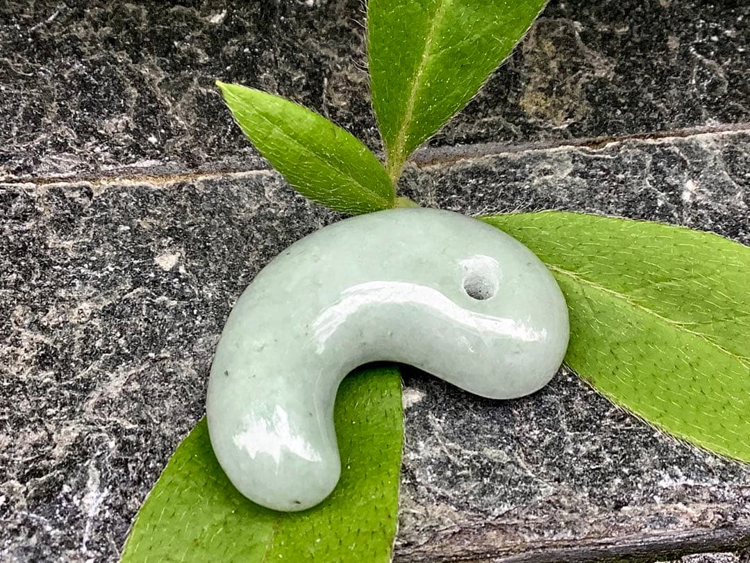 人気の平塚古墳勾玉型　糸魚川翡翠　本物の国石天然のお守り‼️ 鑑別書取得品‼️