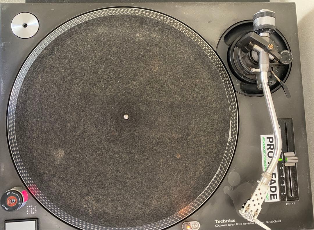 ターンテーブル×2、ミキサー、アンプ、スピーカー×2