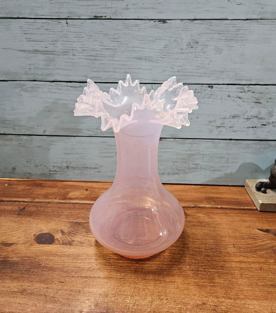 フランスアンティーク オパールセントガラス フリルの花瓶 ピンク系 一輪挿し