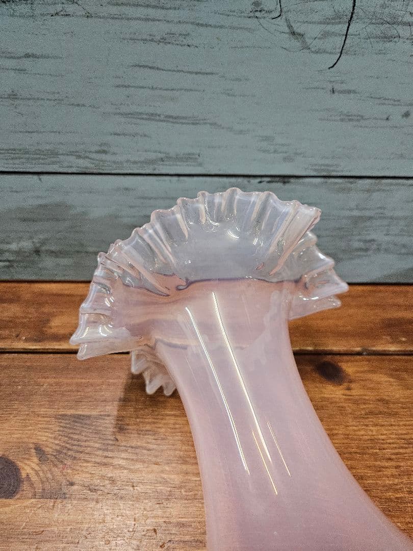 フランスアンティーク オパールセントガラス フリルの花瓶 ピンク系 一輪挿し