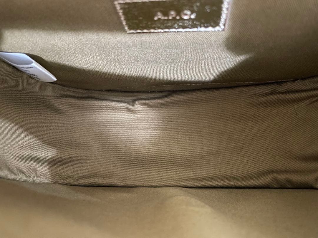 A.P.C. アーペーセー　ルクセンブルクゴールドショルダーバッグ