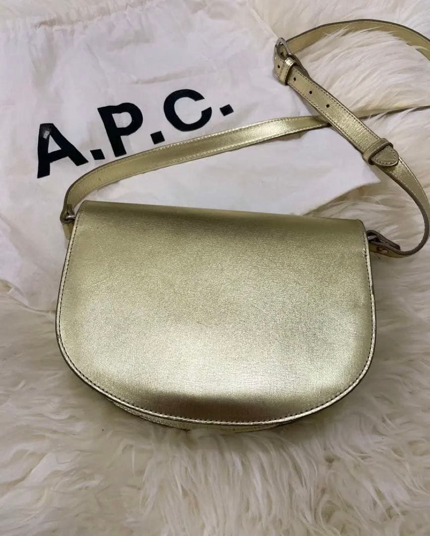 A.P.C. アーペーセー　ルクセンブルクゴールドショルダーバッグ