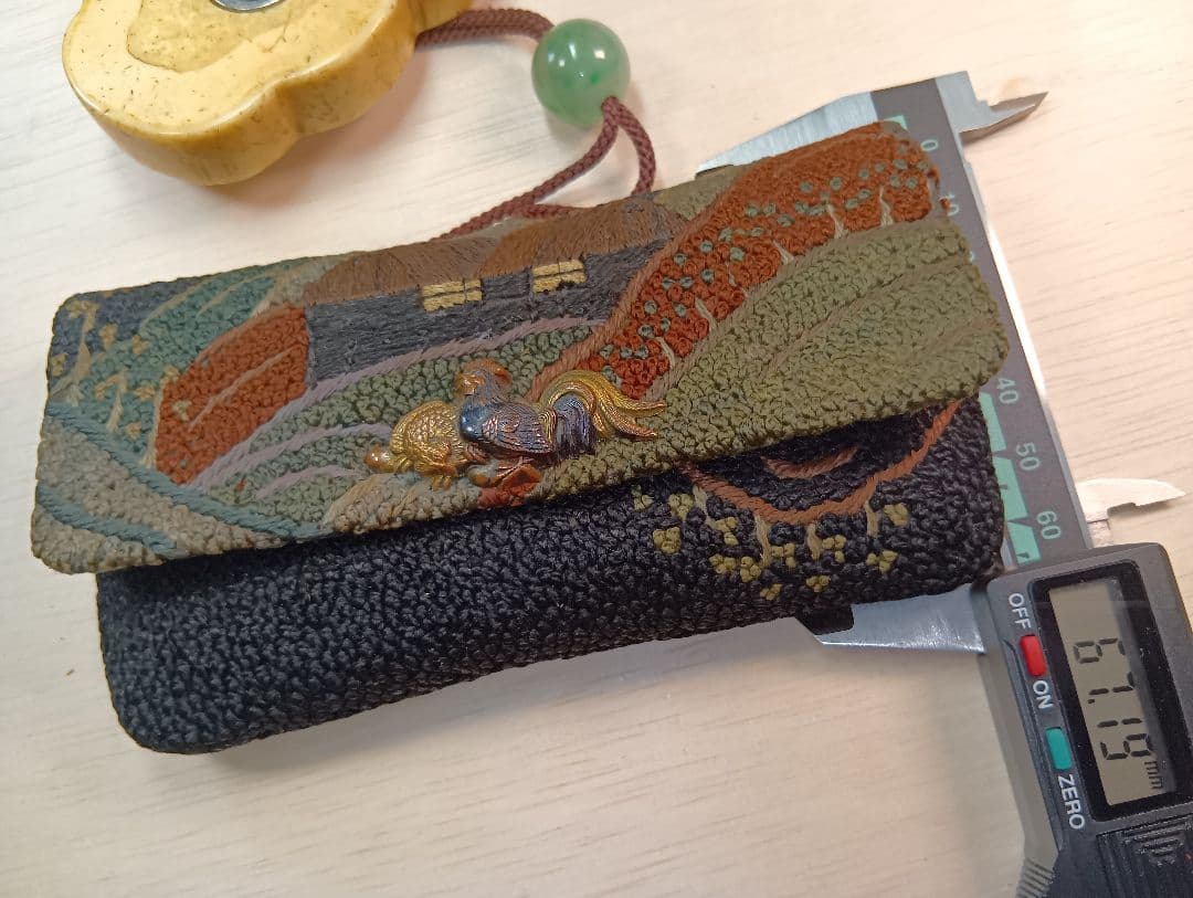 煙草入れ農村図相良刺し夫婦鶏前金具　家紋金工セイウチ牙根付