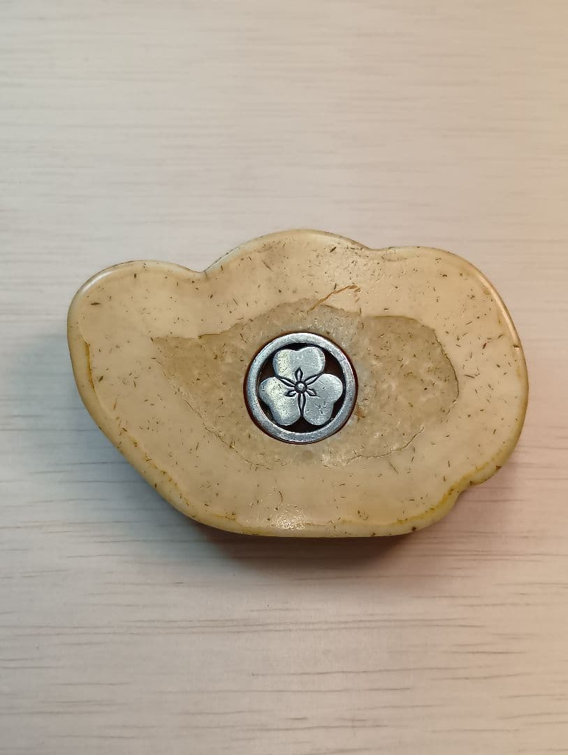 煙草入れ農村図相良刺し夫婦鶏前金具　家紋金工セイウチ牙根付