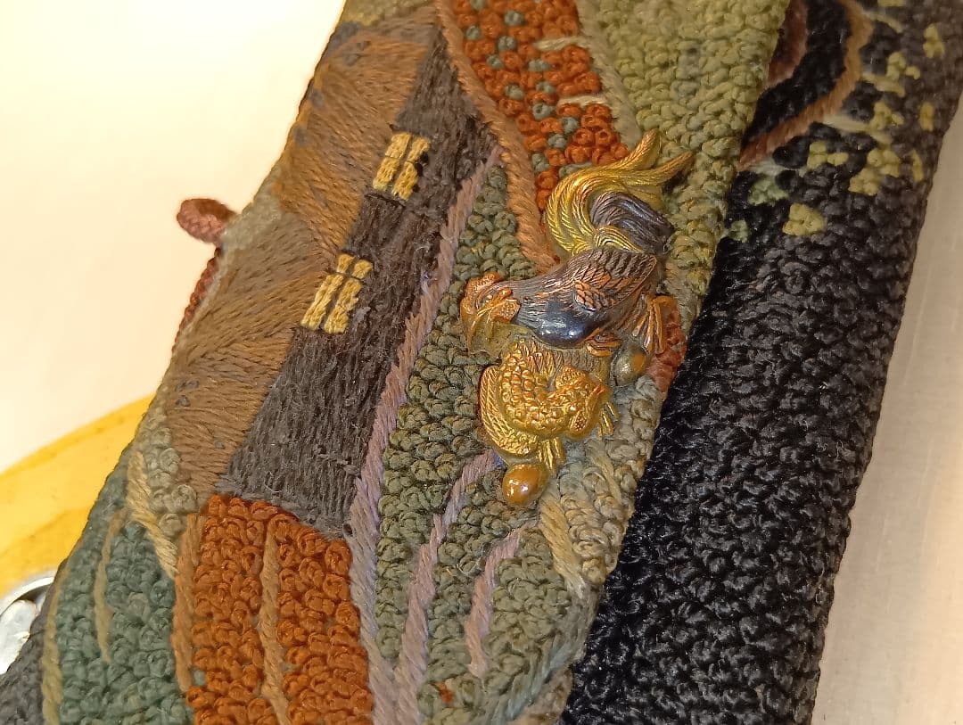 煙草入れ農村図相良刺し夫婦鶏前金具　家紋金工セイウチ牙根付