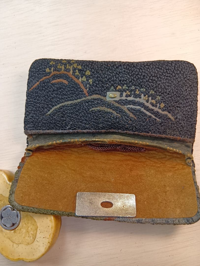 煙草入れ農村図相良刺し夫婦鶏前金具　家紋金工セイウチ牙根付