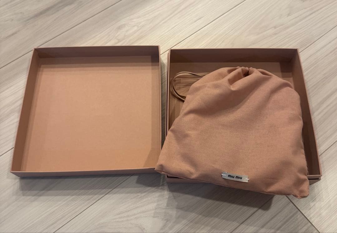 新品　MIU MIU ミュウミュウ カチューシャ 白