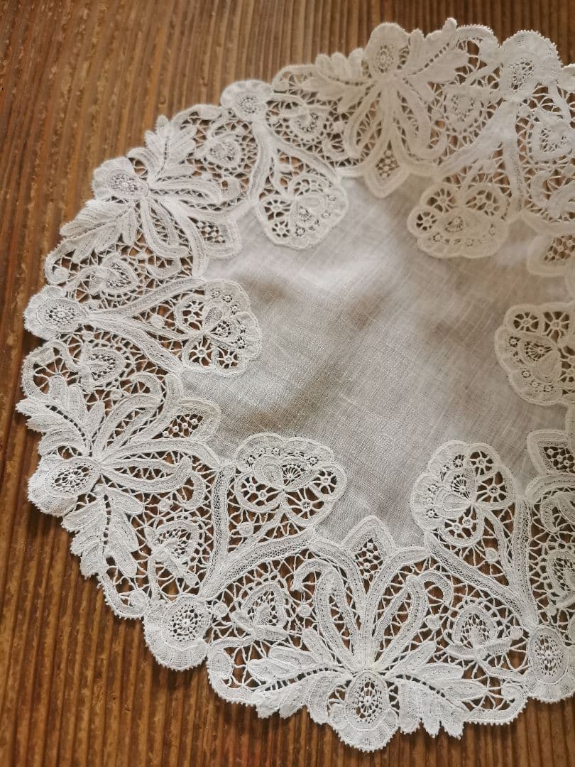 アンティーク ベルギー ポワンドローズ 薔薇と蕾 ニードルワーク レースドイリー