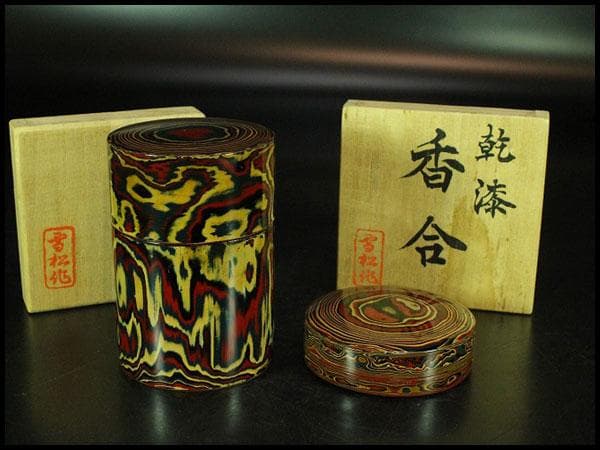 乾漆 色漆堆朱 茶器 香合 雪松作 共箱 未使用(K-A641)