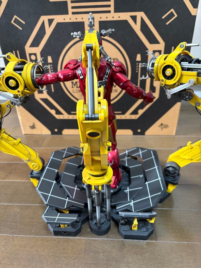 ホットトイズ1/6アイアンマン 2スーツアップガントリー マーク4付き脱着装置