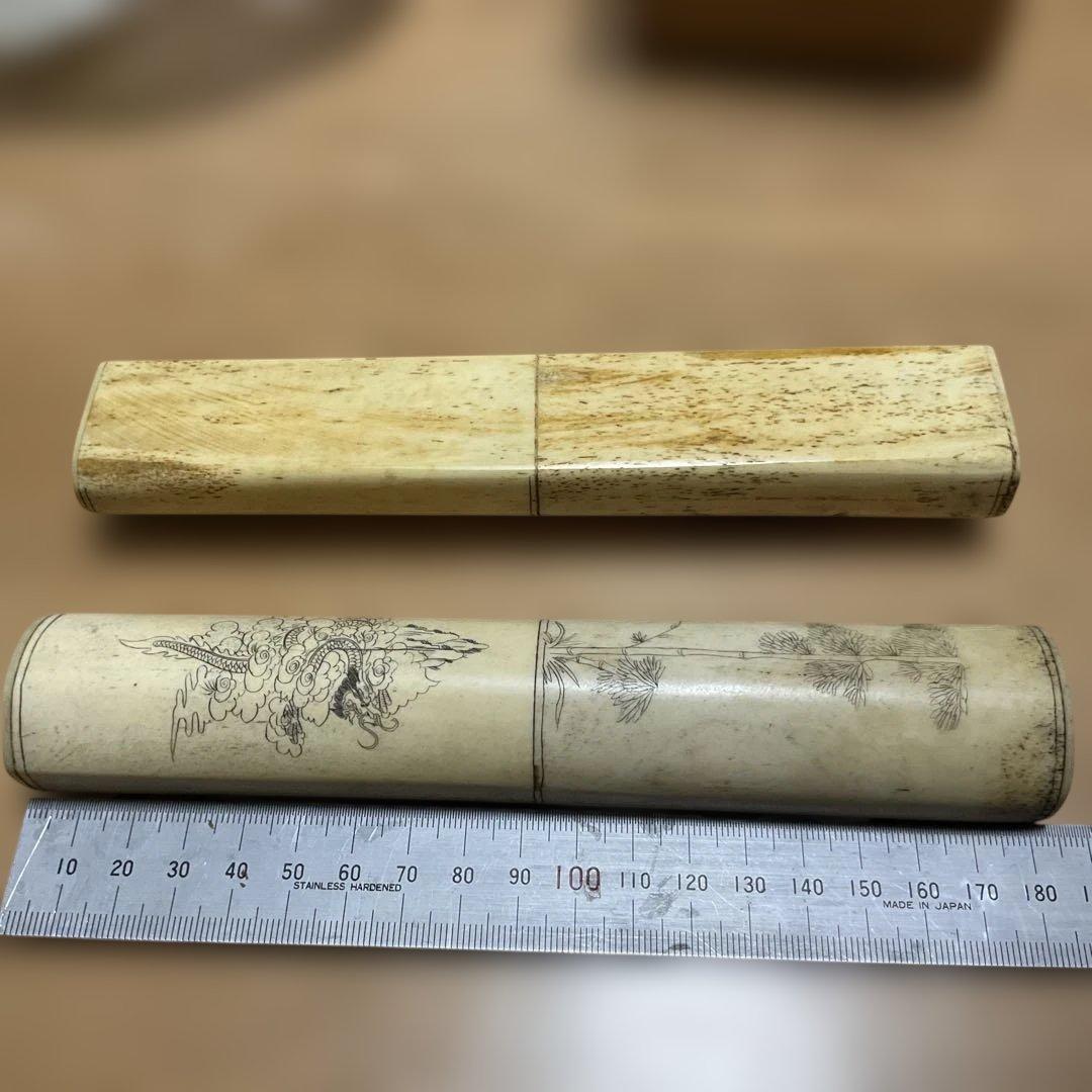 動物の骨製の彫刻文鎮一対