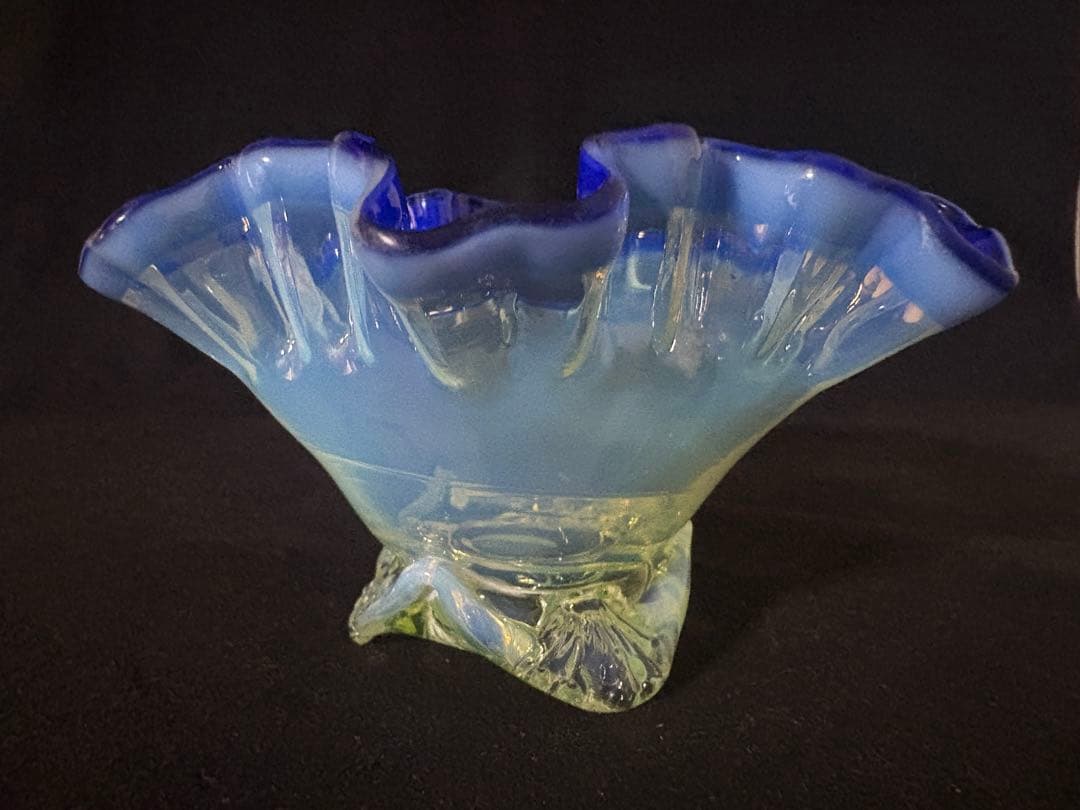大正ガラス　和ガラス氷コップ　ウランガラス　シェル型　青フリル縁　アンティーク
