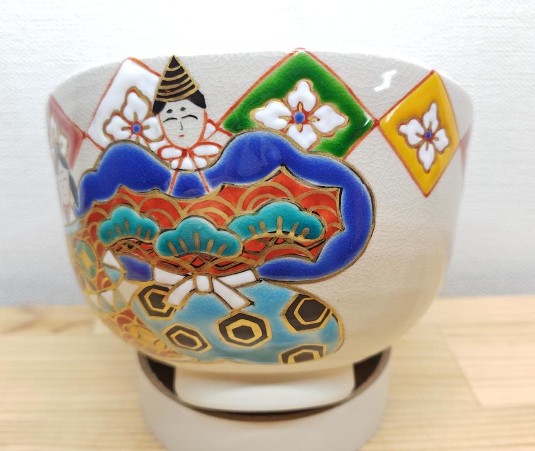 送料込【逢絢亭・新品】茶道具 茶碗 京焼 雛に花菱の図 伊坂清香 共箱入り