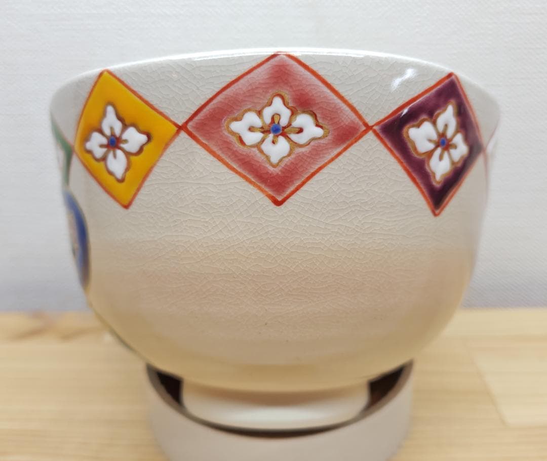送料込【逢絢亭・新品】茶道具 茶碗 京焼 雛に花菱の図 伊坂清香 共箱入り