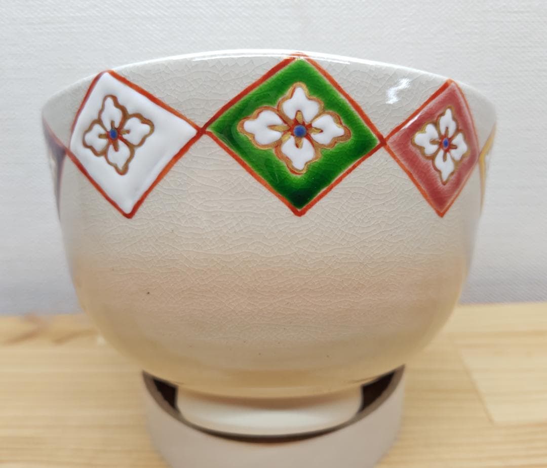 送料込【逢絢亭・新品】茶道具 茶碗 京焼 雛に花菱の図 伊坂清香 共箱入り