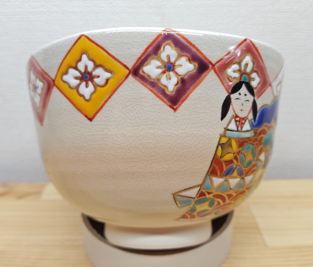 送料込【逢絢亭・新品】茶道具 茶碗 京焼 雛に花菱の図 伊坂清香 共箱入り