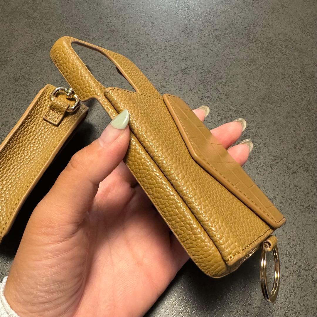 iPhone15Pro しいちゃん　スマホケース　リップケース　ベージュ