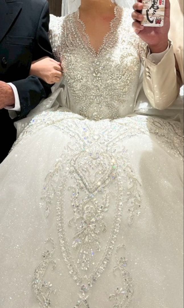 白ウェディングドレス　ティアラとブライダルインナーセット付き