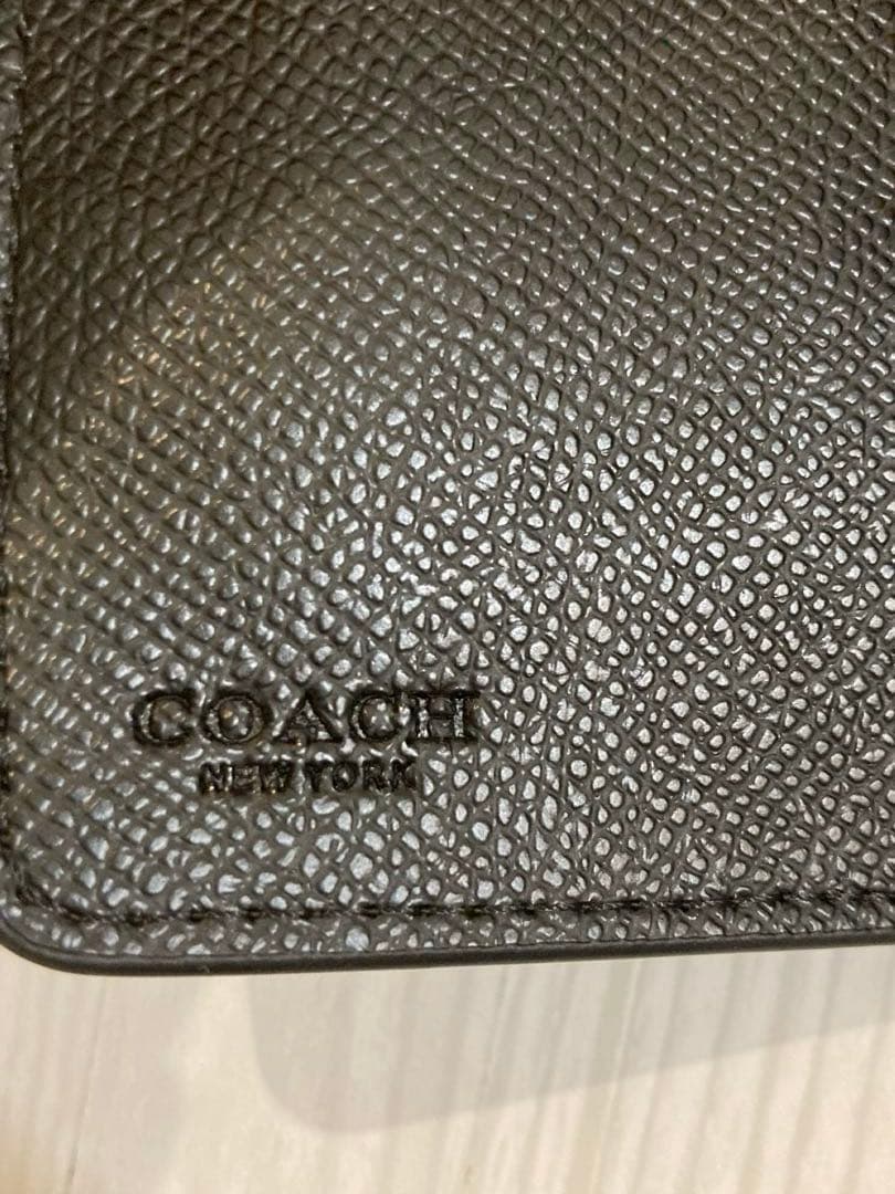 新品✨COACH ブラック レザー 二つ折り 財布 シンプル