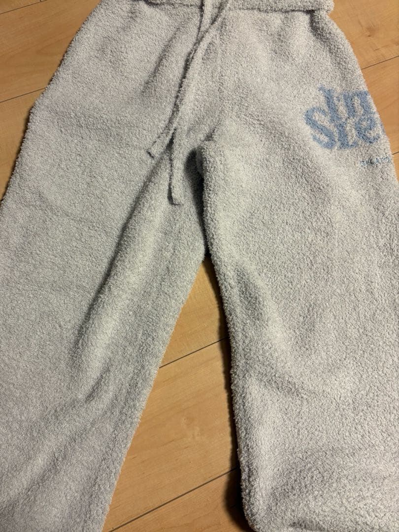 パウダースリーピーロゴジャガードプルオーバー＆ロングパンツセット グレー