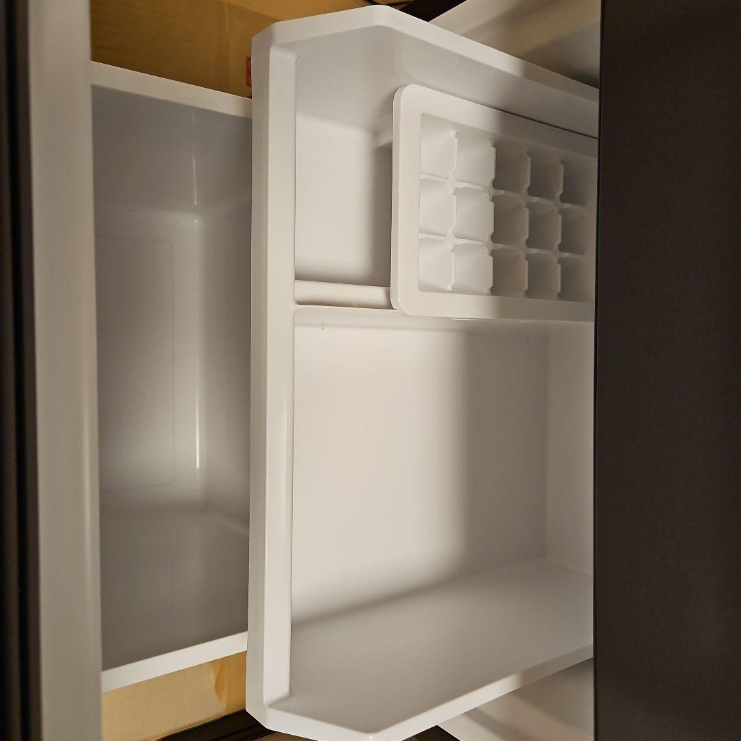 AAAしんくるダークシルバー色　シングル用冷蔵庫 可動棚付き