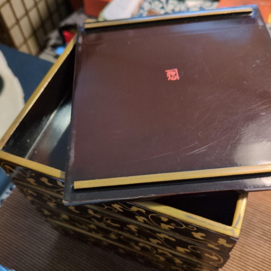 木製漆塗り蒔絵4段重箱箱入り 16x15x高さ17センチ