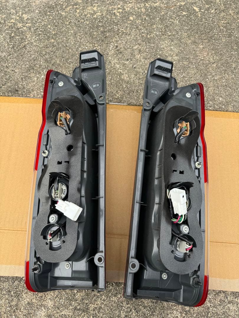 ハイエース　純正　テールランプ